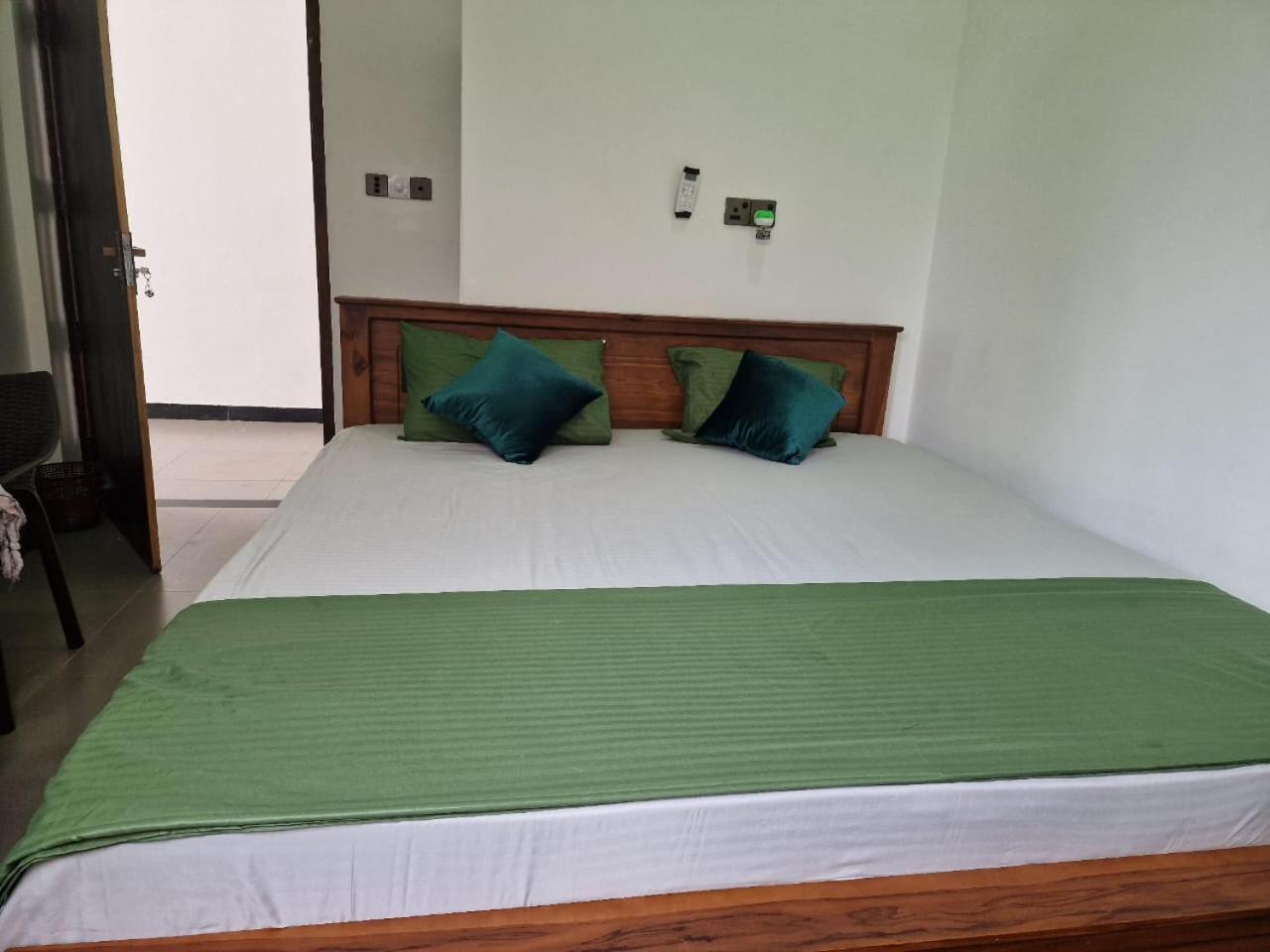 Javi Holiday Home Trincomalee Exterior foto