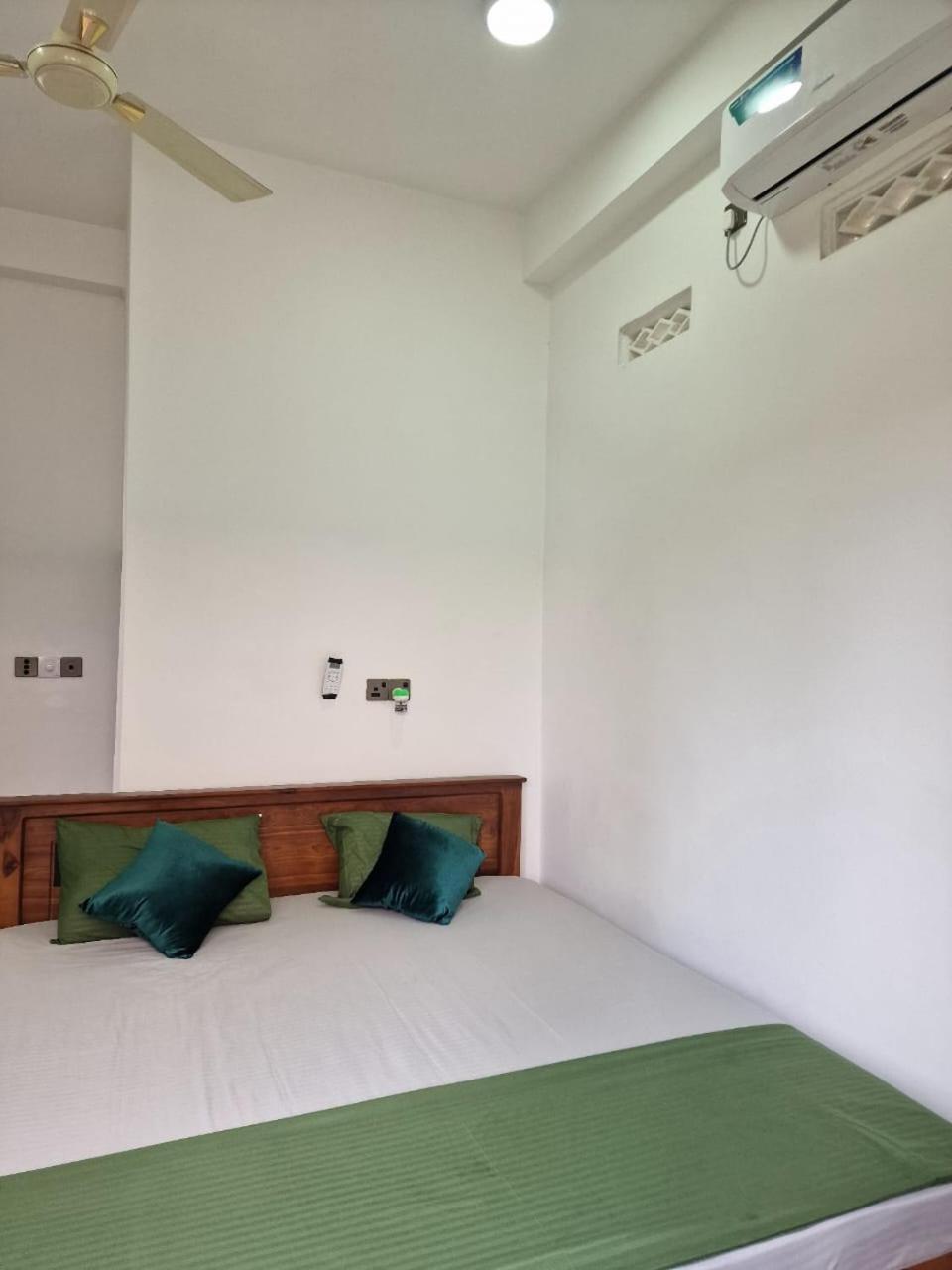 Javi Holiday Home Trincomalee Exterior foto